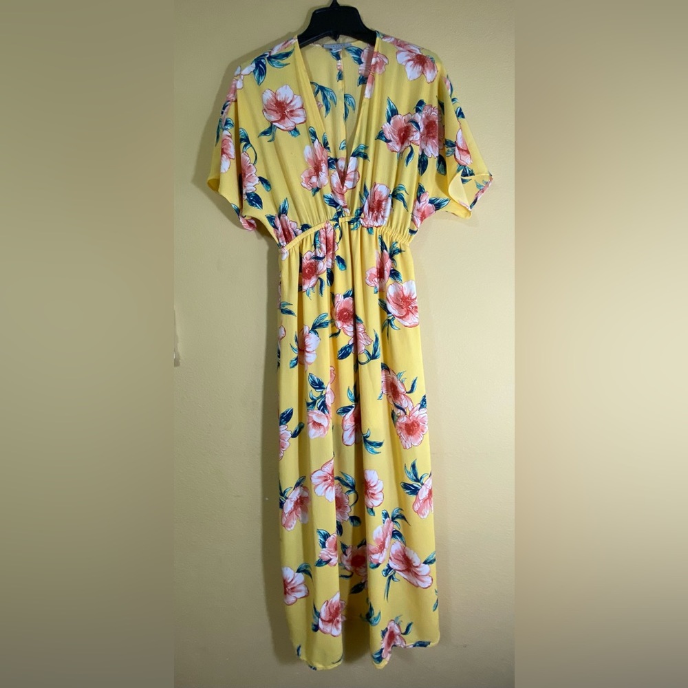 Beautiful yellow dress in floral design , size M ,in excellent condition.